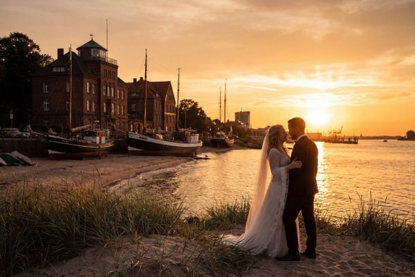 Wedding photography Hamburg - Elbstrand (Elbe Beach) & Övelgönne