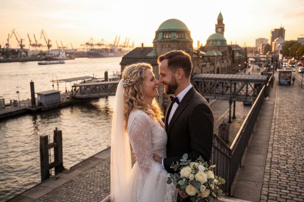 Wedding photography Hamburg - St. Pauli Landungsbrücken (Piers)